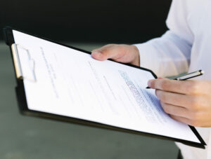uomo-del-primo-piano-che-firma-un-contratto-con-parità-export